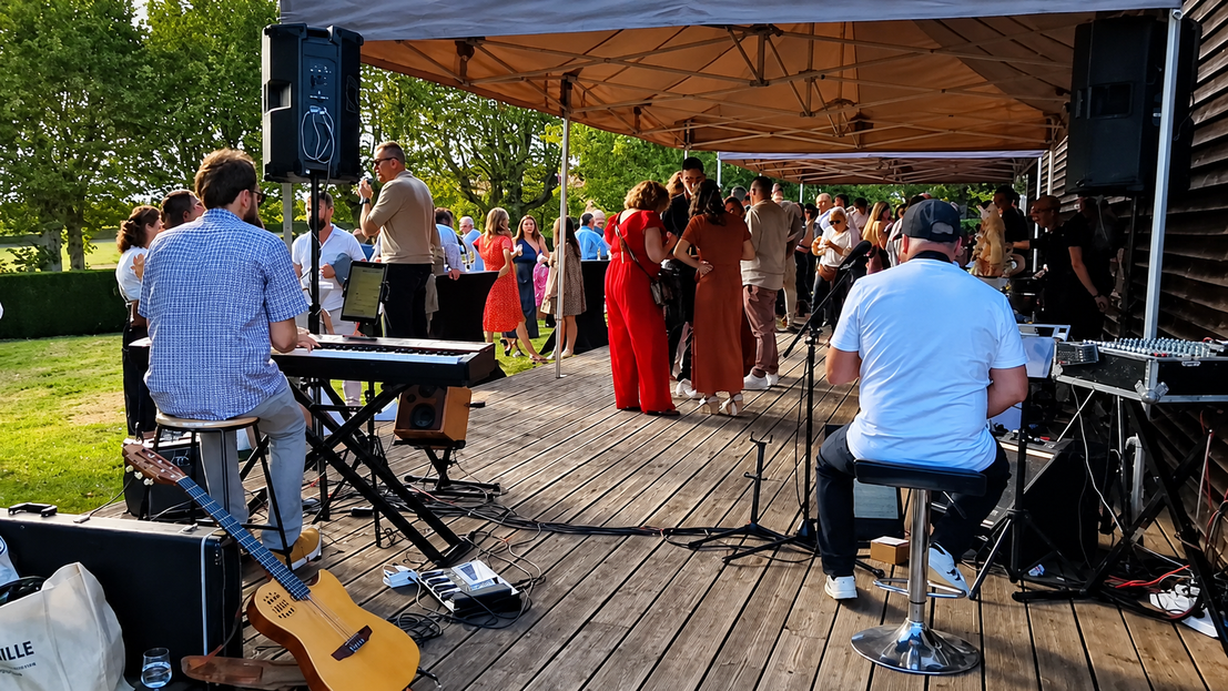 Ambiance lounge avec saxophone en lumière douce